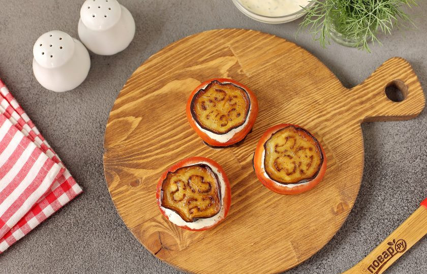 1. Этап. Пирамидки из баклажанов: Смажьте помидоры чесночным соусом и сверху накройте кружочком баклажана. Баклажаны посолите и поперчите по вкусу.