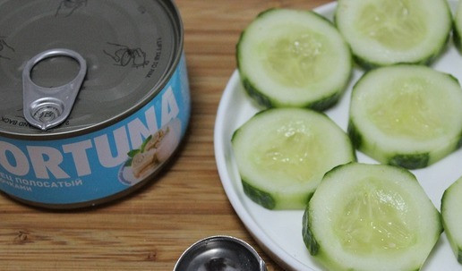 1. Этап. Фуршетная закуска с тунцом: Убрать мякоть с семечками, но не до дна.