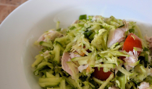 1. Этап. Салат с куриной грудкой: Соединить все ингредиенты и перемешать.