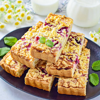 Тертый пирог с творогом и вишней