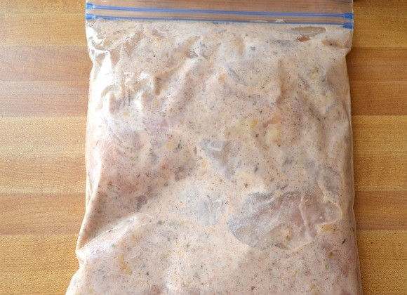 1. Этап. Турецкая шаурма: Промытую и обсушенную грудку поместите в плотный пакет, влив в него маринад. Закройте его. Оставьте мариноваться курицу в холодильнике минимум на 4 часа, а лучше на 1 сутки.