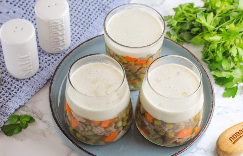 1. Этап. Заливное Провансаль из говядины: Разлейте в емкости на холодец и снова поместите на холод.