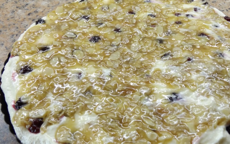 1. Этап. Творожный пирог с хрустящей корочкой: Полейте карамельным соусом. Отправьте в духовку на 25 минут, температура 180 градусов.