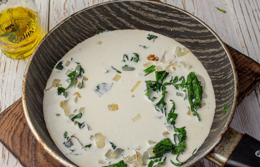 1. Этап. Форель запеченная со шпинатом: Затем влейте сливки, доведите до кипения и снимите с плиты. Посолите и поперчите по вкусу.