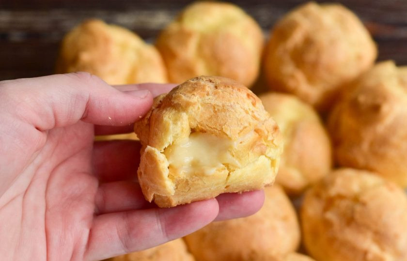 1. Этап. Профитроли с банановым кремом: Полученным кремом наполните профитроли.