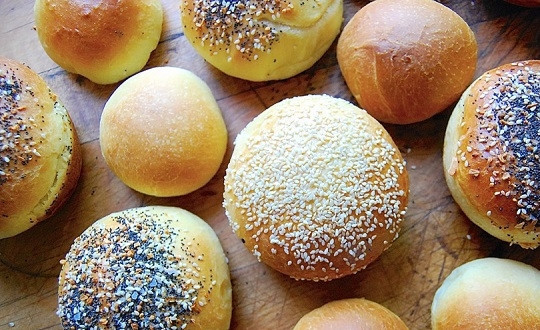 1. Этап. Булочка Бриош: 8. Как только булочки зарумянятся, они готовы. Остудите немного и подавайте к столу. Приятного аппетита!