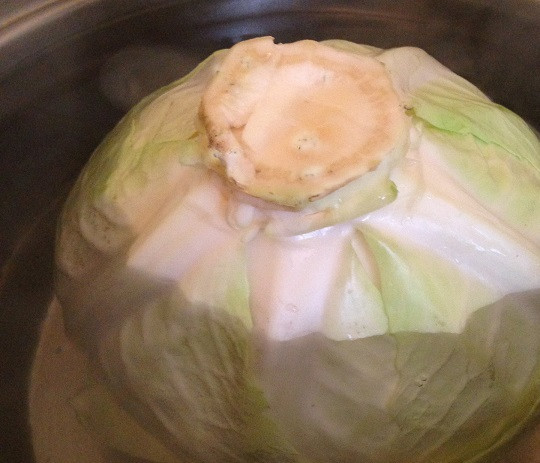 1. Этап. Маринованные голубцы с морковкой: 1. Первым делом выберите кастрюлю подходящего размера (чтобы поместилась капуста), доведите в ней до кипения воду. Аккуратно опустите туда капусту, оставьте ее вариться на медленном огне, чтобы листья стали мягкими и легко снимались.