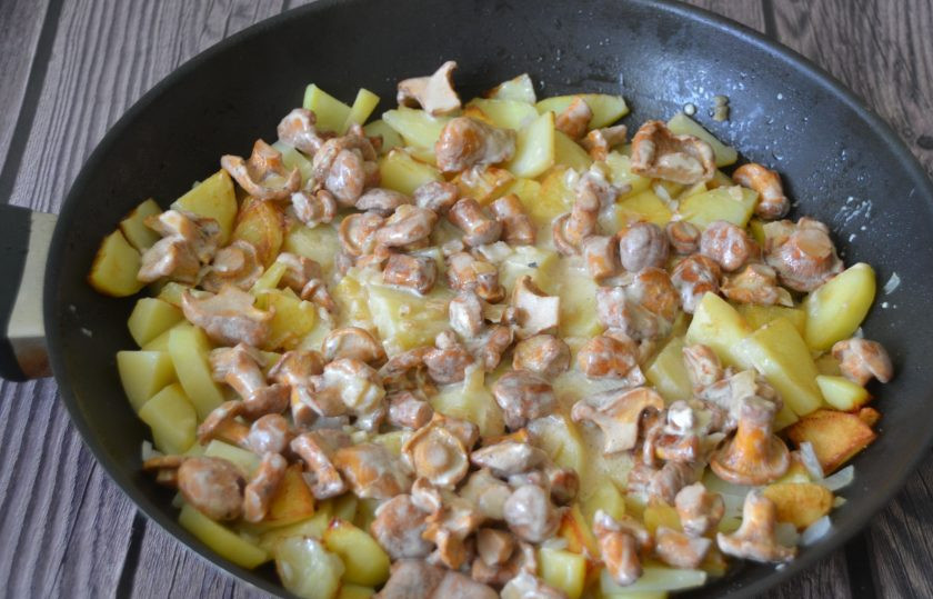 1. Этап. Лисички с картошкой жареные в сметане: Выложите лисички к картошке и жарьте все вместе до полной готовности.