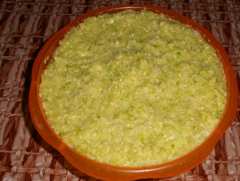 1. Этап. Кабачковая икра с соусом: 3. Пропустите овощи через мясорубку.