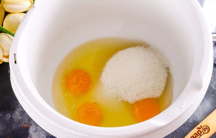 1. Этап. Шоколадный пирог с карамелью: Куриные яйца вбейте в емкость миксера или кухонного комбайна, всыпьте сахар и соль. Взбейте на самых высоких оборотах техники примерно 3-5 минут в пышную пену.