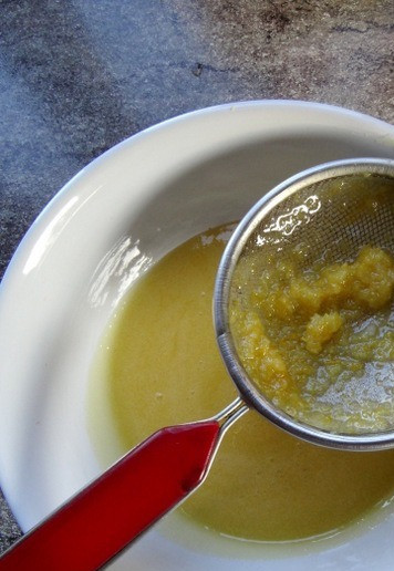 1. Этап. Трайфлы с лимонным курдом: Сразу процедить курд через ситечко.