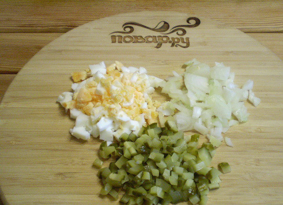 1. Этап. Салат с килькой в томате: Отварите яйцо, очистите от скорлупы. Порежьте мелко лук кубиками, яйцо и огурцы.