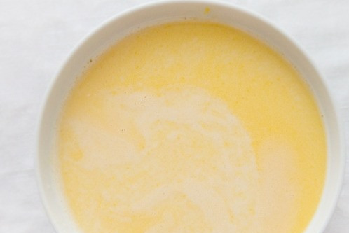 1. Этап. Пудинг из тыквы: Полученную массу процедите, чтобы не было пены и комочков. Для этого можно использовать сито или же марлю, которую необходимо сложить в несколько раз.