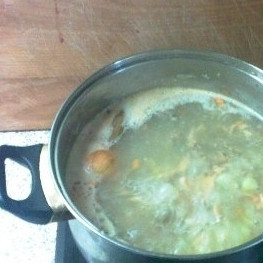 1. Этап. Уха из кеты: В кастрюлю где варится рыба выложить подготовленные овощи. Закрыть крышкой, уменьшить огонь и варить 20 минут.