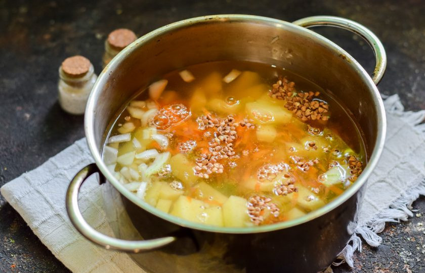 1. Этап. Картофельный суп с гречкой: Переставьте кастрюлю на огонь, варите с момента закипания 25 минут — до готовности крупы и овощей.