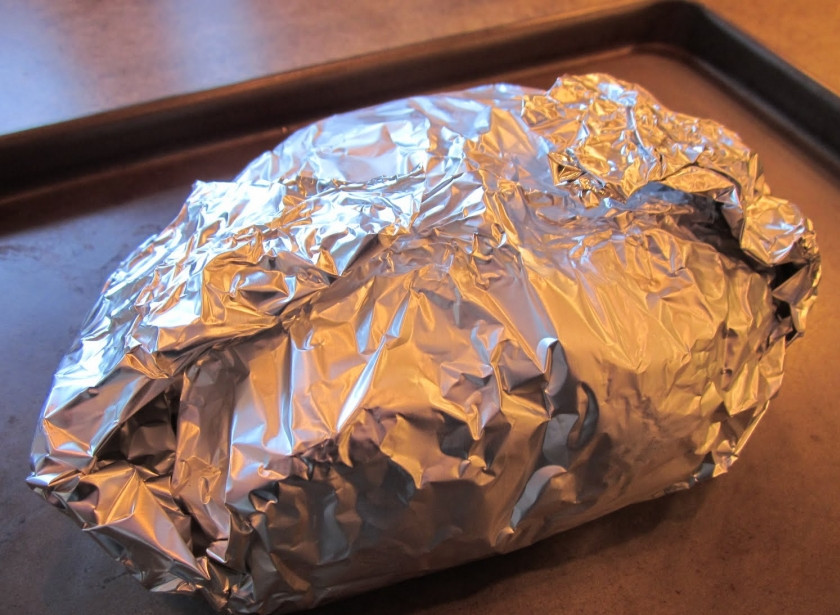 1. Этап. Копченая баранина: Маринованное мясо оберните фольгой и отправьте в духовку на 20 минут при 200 градусах.