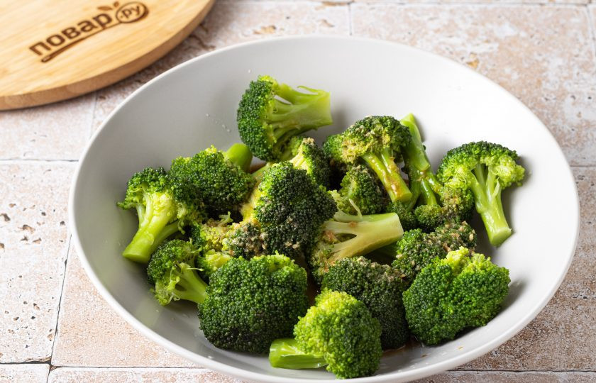 1. Этап. Брокколи с кунжутом: Полейте получившейся заправкой брокколи. Перемешайте аккуратно.