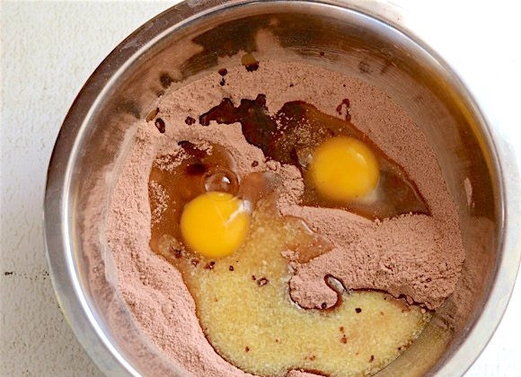 1. Этап. Простые шоколадные кексы: 2. Добавьте в миску к мучной смеси 2 яйца, ванильный экстракт, 4 столовые ложки растопленного сливочного масла.