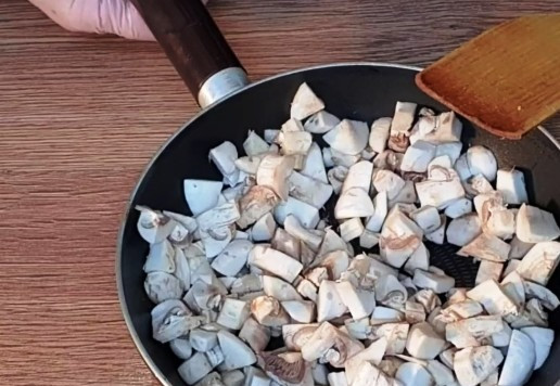 1. Этап. Индейка с грибами на овощной подушке: 6. Разогреваем сковороду без масла и кладем грибы.