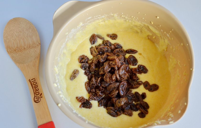 1. Этап. Кукурузный манник: 7. Введите в манник изюм, перемешайте.