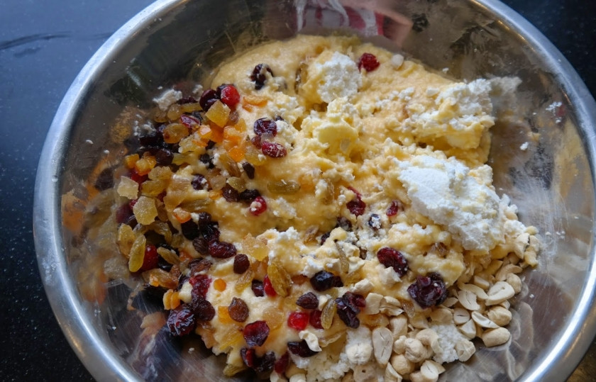 1. Этап. Творожный кулич на Пасху без выпечки: 2. Когда смесь полностью остынет, убираем ваниль, добавляем творог, орешки и сухофрукты. Перемешаем до однородности.