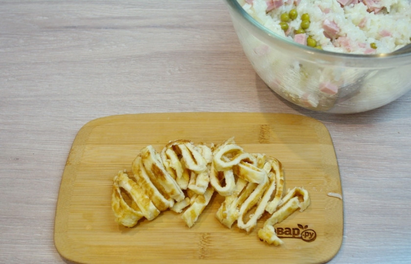 1. Этап. Рис по-кантонски: Омлет нужно нарезать на полоски и добавить к рису. Перемешайте.