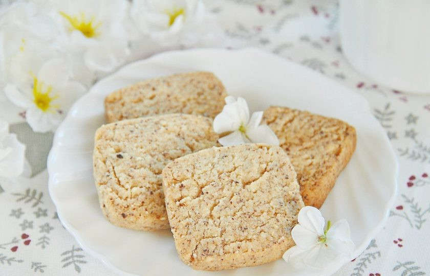 1. Этап. Миндальное печенье: 8. Вкусное и ароматное миндальное печенье готово. Подавайте его с чаем, кофе или молоком. Приятного аппетита!