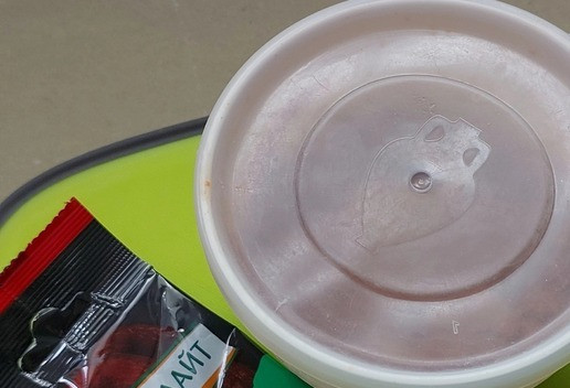 1. Этап. Перечный соус с колбасками Пикник интроверта: Закрываем емкость и убираем в холодильник минимум на пару часов.