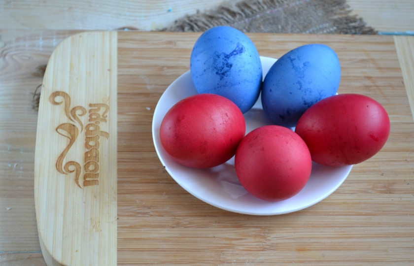 1. Этап. Красивые пасхальные яйца: Окрашенные яйца можно смазать небольшим количеством подсолнечного или оливкового масла, чтобы придать им блеск.