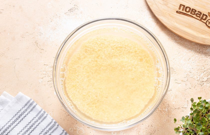 1. Этап. Хлебцы без глютена из пшена: Залейте пшено кипятком и оставьте на 3 часа.