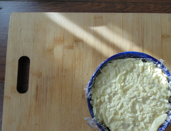 1. Этап. Салат Шапочка Деда Мороза: 6. Следующим слоем курицу и затем яйца. Прижмите немного ложкой, разровняйте и оставьте в холодильнике минут на 20.