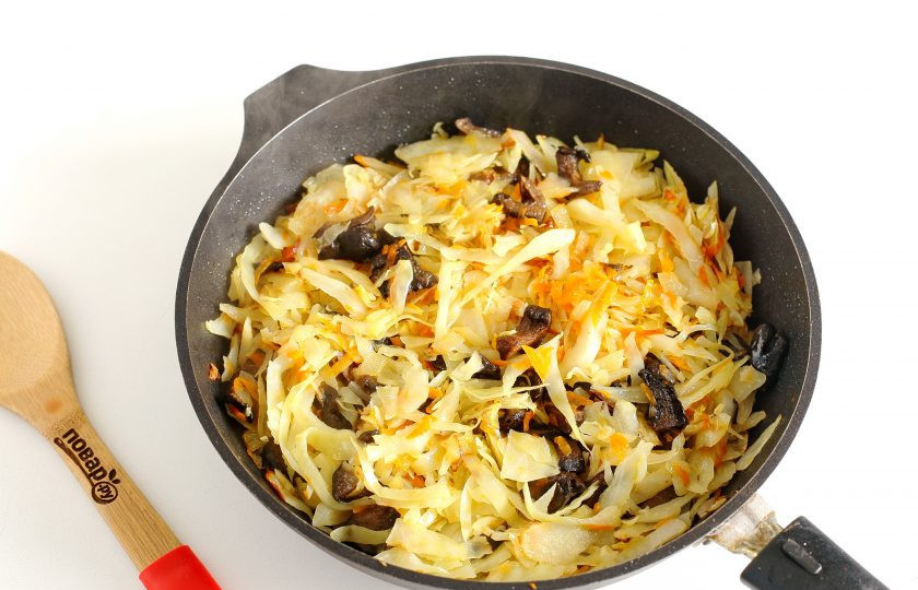 1. Этап. Капуста тушеная с грибами и рисом: Затем добавьте шинкованную капусту и потушите ее до мягкости.
