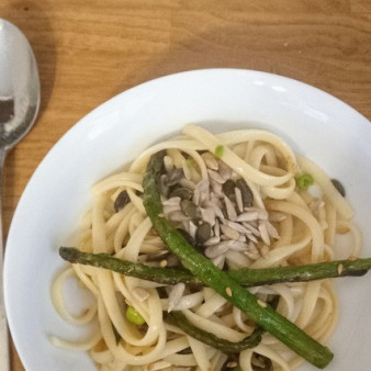 Лимонное тальятелле со спаржей и горошком