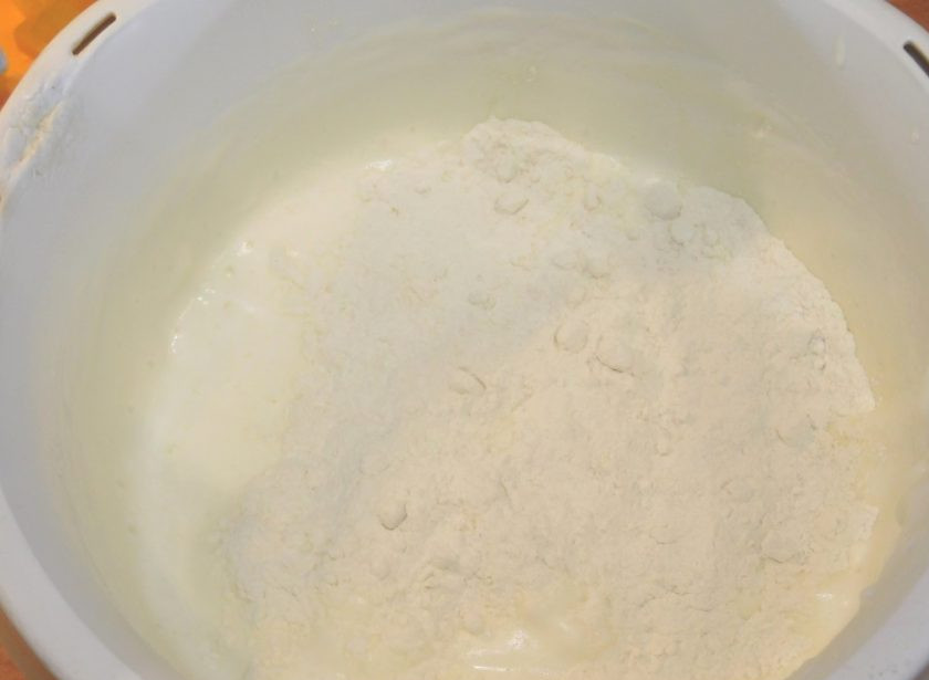 1. Этап. Кексы на День Рождения: Аккуратно венчиком вмешайте в тесто мучную и жидкую смесь. Тесто должно остаться пышным и воздушным.