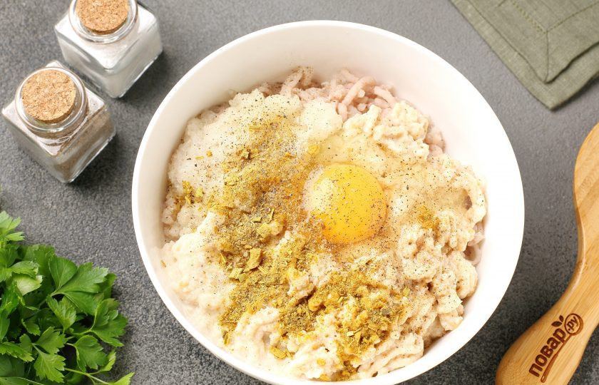 1. Этап. Котлеты рыбные впрок Экономичные: Следом через мясорубку пропустите лук и отжатый от жидкости батон. Добавьте к фаршу яйцо, соль и специи по вкусу.