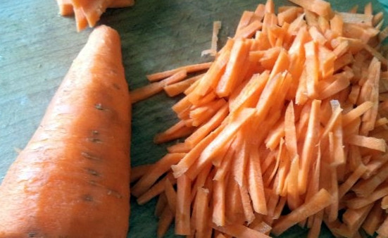 1. Этап. Плов лучший: 3. Затем помойте морковь. Очистите от шкурки. Нарежьте большое количество моркови тонкой соломкой.