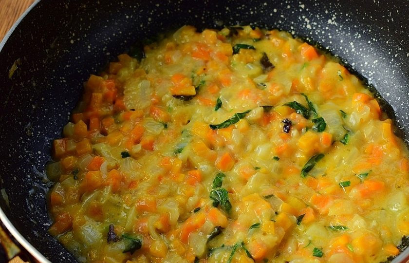 1. Этап. Куриные мини-пироги в горшочках: Добавьте сливочное масло и муку, размешайте и готовьте до загустения.