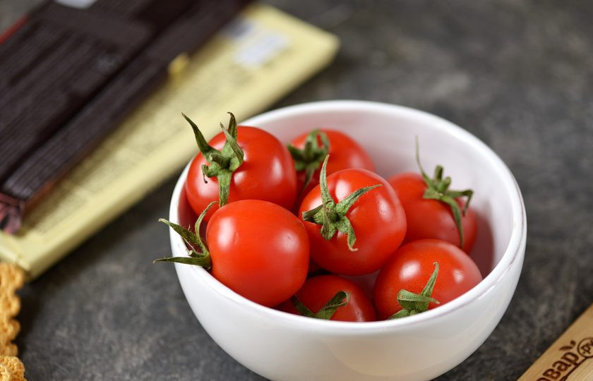 1. Этап. Помидоры в шоколаде La Tomatina: Подготовьте ингредиенты. Помидоры черри должны быть не очень мелкими, свежими и упругими, все с зеленой и свежей плодоножкой.
