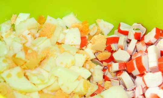 1. Этап. Крабовый салат с апельсинами: 5. Готовые яйца остудите, очистите и также измельчите.