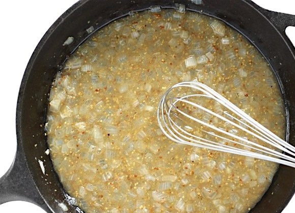 1. Этап. Деревенский картофельный салат: 4. Почистите лук и измельчите. Поджарьте его до золотистости на масле, которое осталось после бекона, выключите огонь.