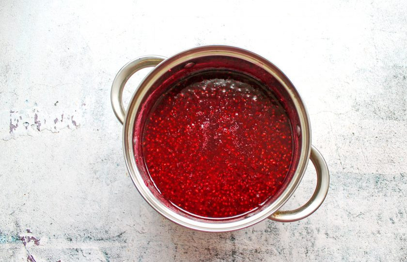 1. Этап. Варенье из малины с крахмалом: Варите малиновое варенье, мешая, в течение 5 минут. Горячее варенье разложите в сухие, стерилизованные банки и плотно закройте. Переверните банки вверх дном и оставьте до полного остывания. Переверните банки и уберите на хранение.