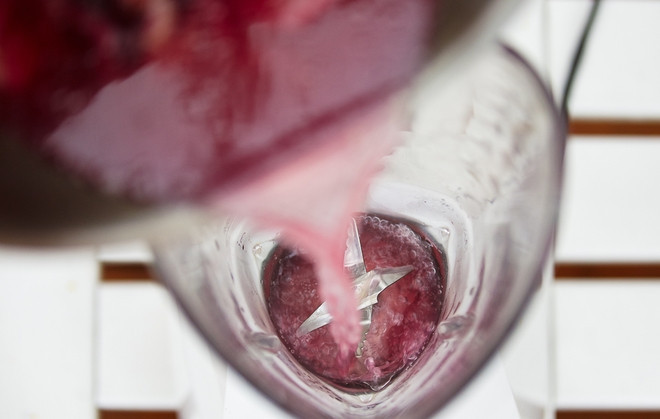 1. Этап. Суп со свеклой и щавелем: Овощи с водой переложите в блендер. Влейте уксус. Массу измельчите.