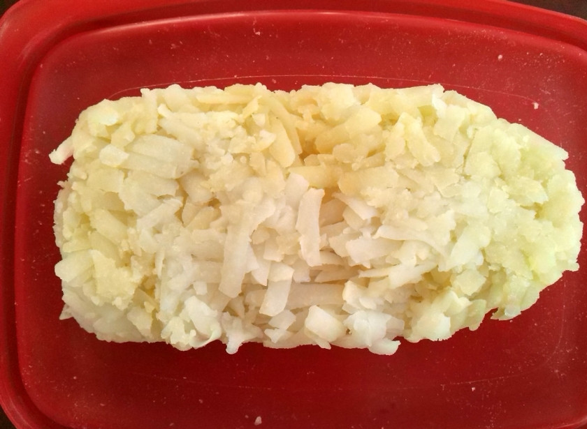 1. Этап. Салат Полковник: Помойте и отварите картофель, морковь и яйца. Потрите их на крупной терке. Выкладывайте салат на блюдо в виде погона: 1-й слой - картофель, смажьте его майонезом. Я использую домашний.