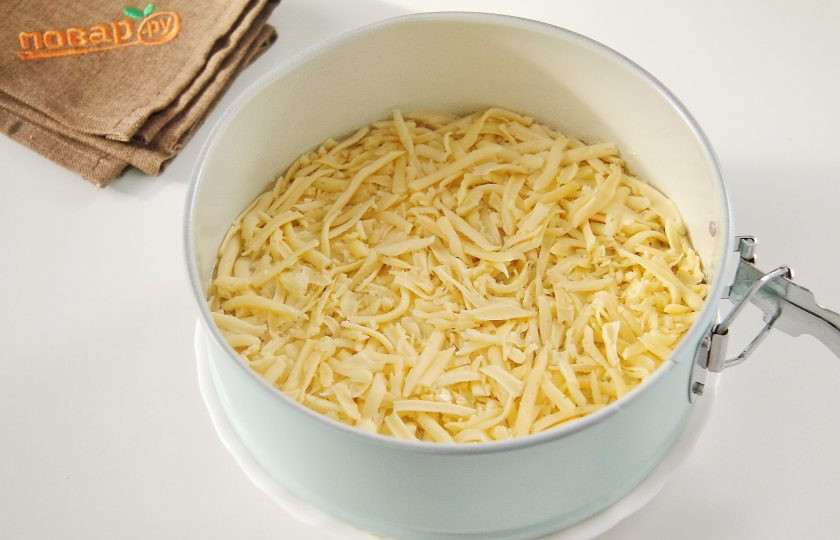 1. Этап. Мимоза на Новый год в виде свинки: Далее положите тертый сыр.