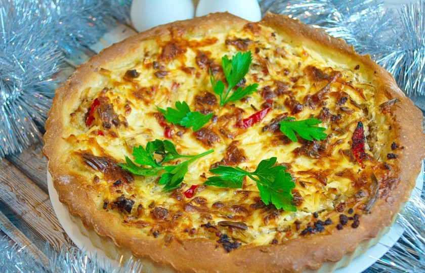 1. Этап. Киш классический: Подайте пирог к столу, предварительно остудив его. Горячая выпечка не очень вкусная, кроме того, она вредна для желудка. Лучше употреблять пирог в теплом или остывшем виде.