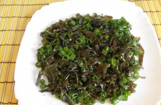 1. Этап. Салат из морской капусты с морковью: 5. Выложите основу вашего будущего салата в тарелку для подачи.