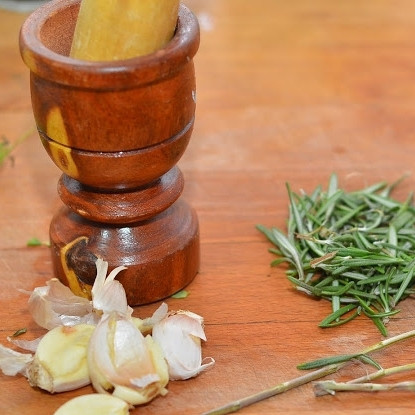 1. Этап. Куриные окорочка в вине: Пока окорочка жарятся - займемся специи. Чеснок необходимо раздавить плоской стороной ножа, не очищая. Листики розмарина нужно отделить от веточек.