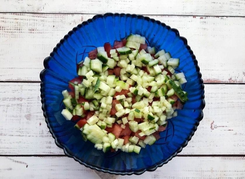 1. Этап. Испанский салат из фасоли: Огурец мелко нарежьте и выложите в тарелку.