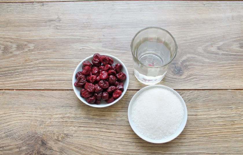 1. Этап. Вишнёвый коктейль: Подготовьте все необходимые ингредиенты для приготовления вишневого коктейля. У свежих ягод удалите косточки, а замороженные разморозьте.