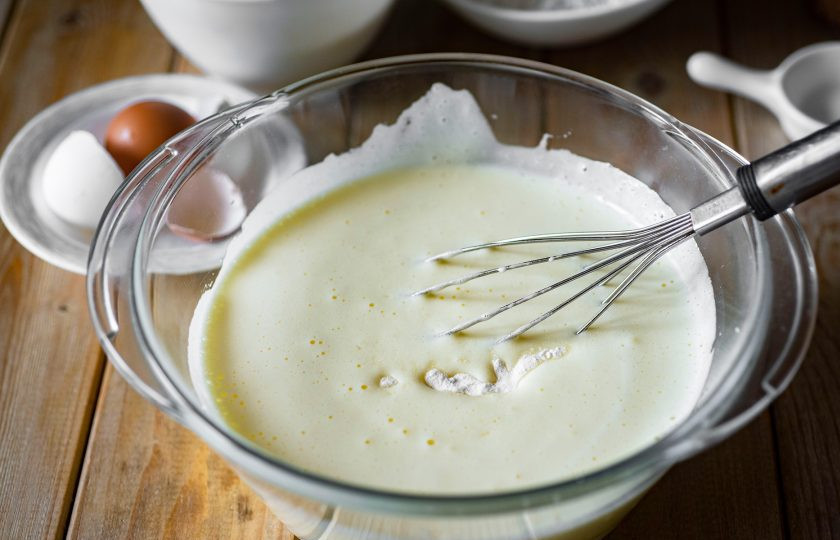 1. Этап. Кокосовый кекс на кефире: Добавьте ко взбитым с сахаром яйцам растопленное сливочное масло, кефир, соль, соду.